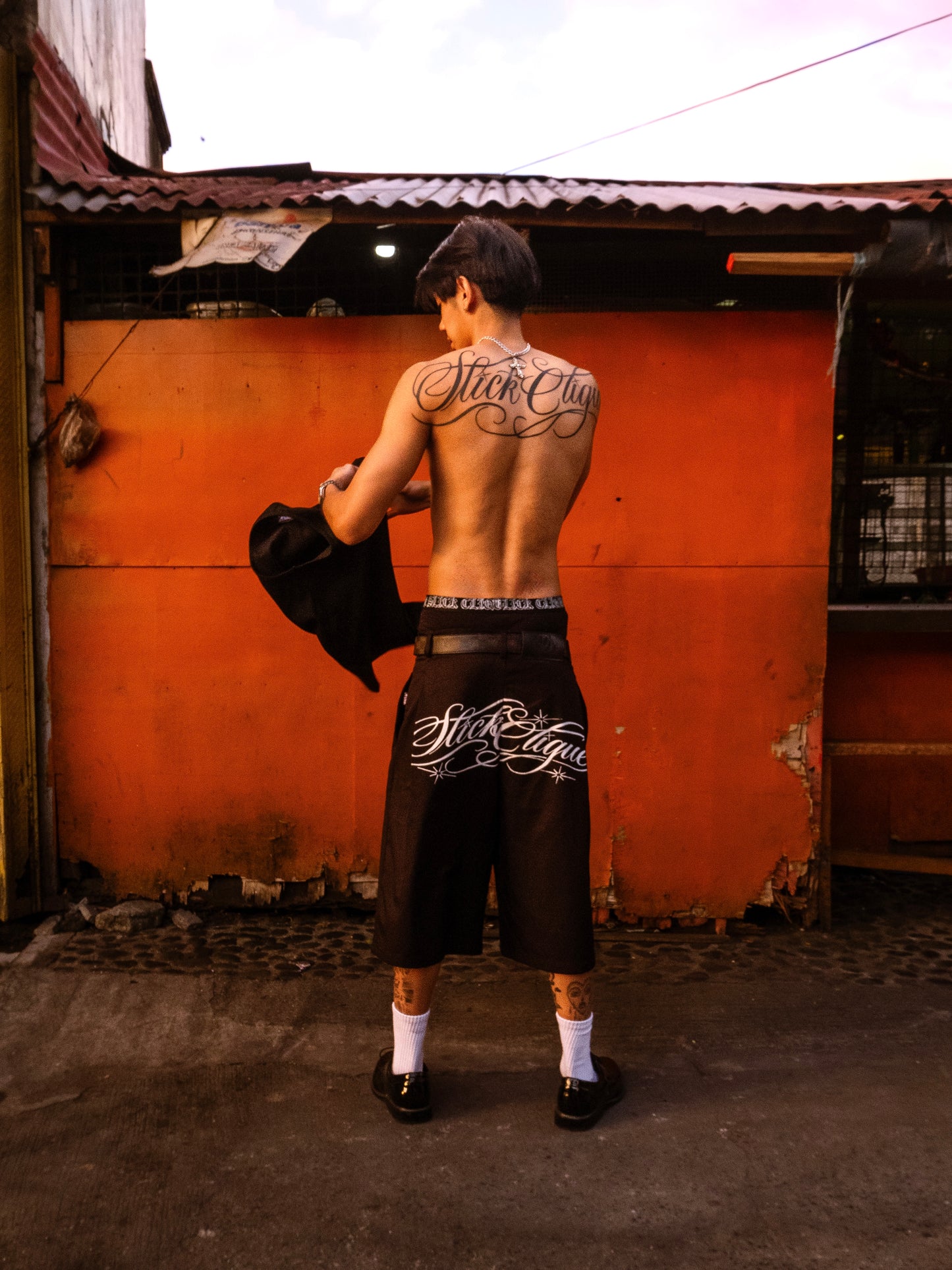 SLICK CLIQUE GHETTO SCRIPT BLACK SHORT